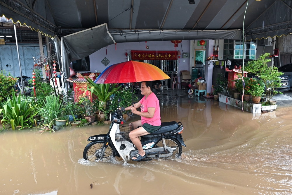 The front yard of a house was submerged in water since yesterday evening following continuous heavy rain in Kampung Baru Cina, Matang, Taiping, February 17, 2026. — Bernama pic 