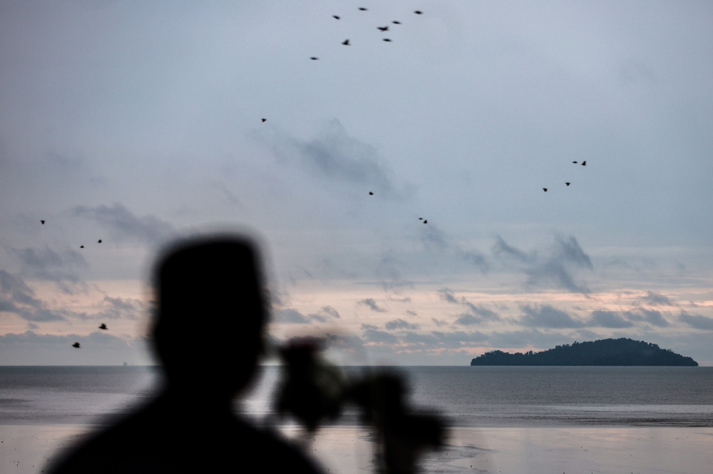 The Johor Mufti Department, together with the Johor office of the Department of Survey and Mapping Malaysia (JUPEM), conducted a Ramadan 1447H new moon (‘hilal’) sighting at Baitul Hilal, Sultan Ismail Building, Pontian, February 17, 2026, to determine the start date of fasting for Muslims in the country. — Bernama pic 