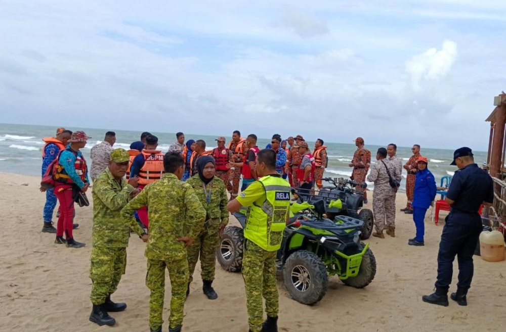 Members of the search and rescue (SAR) team. The body of a Myanmar national who drowned while bathing at Batu Buruk Beach last Monday was recovered early this morning. — Picture from Facebook/Apm Daerah Kuala Terengganu