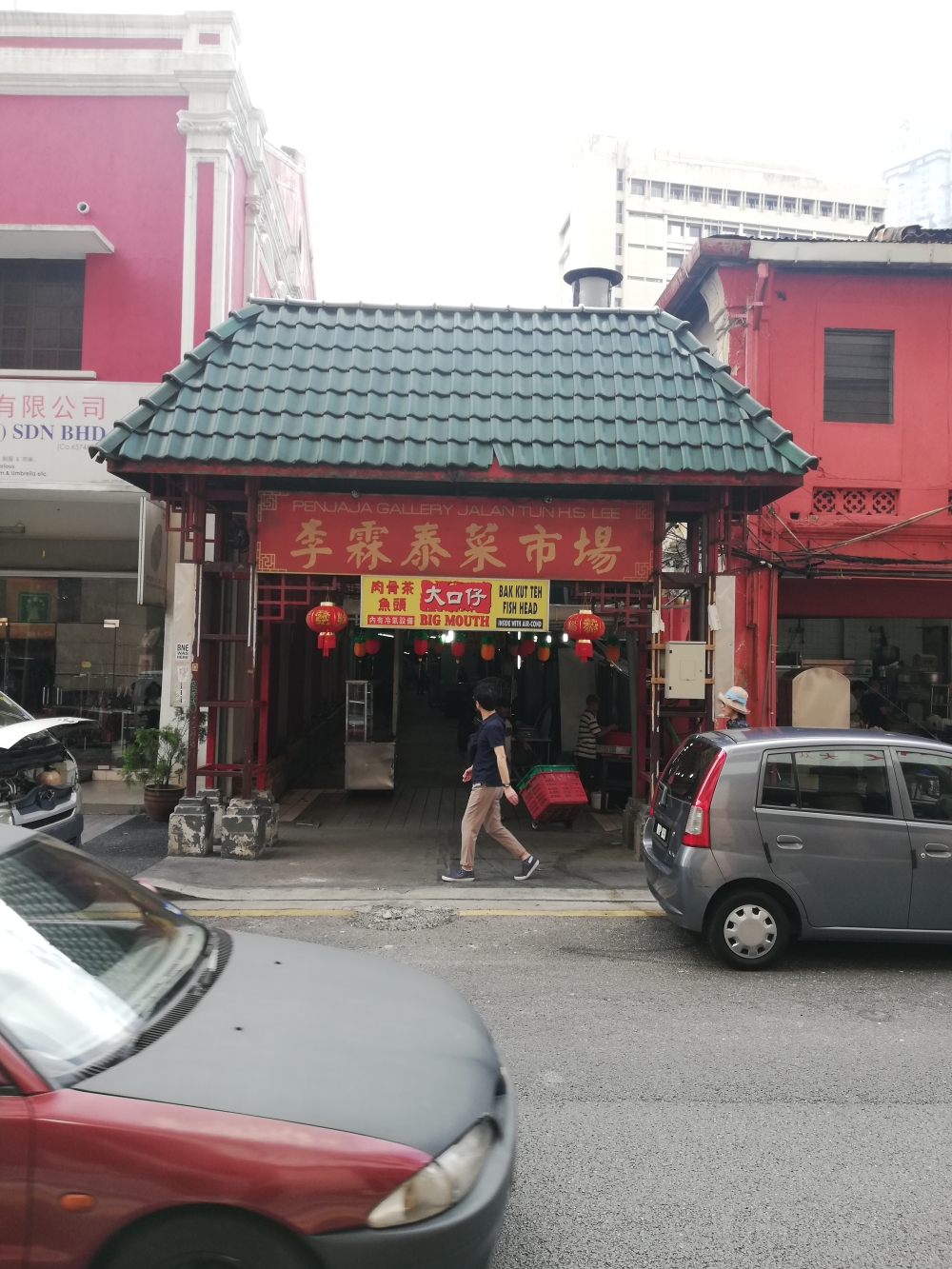 Messy and neglected before any work was done. The place was a simple alleyway that led you to the market at the back.— Picture courtesy of Think City.