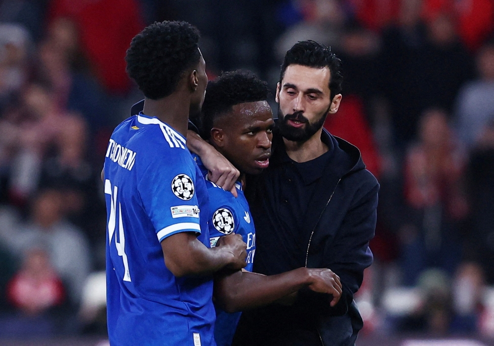 Real Madrid’s Vinicius Junior with coach Alvaro Arbeloa and Aurelien Tchouameni as the match was stopped due to racist chants at Estadio da Luz, Lisbon, February 17, 2026. — Reuters pic 