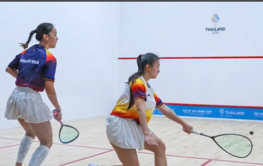 File picture of national squash player Noor Ainaa Amani Ampandi (left). In Cincinnati, the world number 57 showed great resilience as she came from behind to see off world number 54 Marie Stephan of France 12-14, 11-9, 11-7, 12-10 in the first round on Thursday. — Screengrab from YouTube/Bernama 
