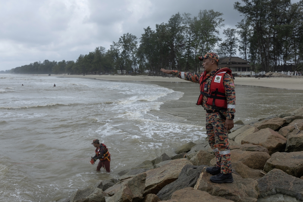 Kelantan Fire and Rescue personnel conducts a search and rescue operation for two siblings who are feared to have drowned while on holiday with their family at Pantai Kandis on Tuesday February 18, 2026. — Bernama pic