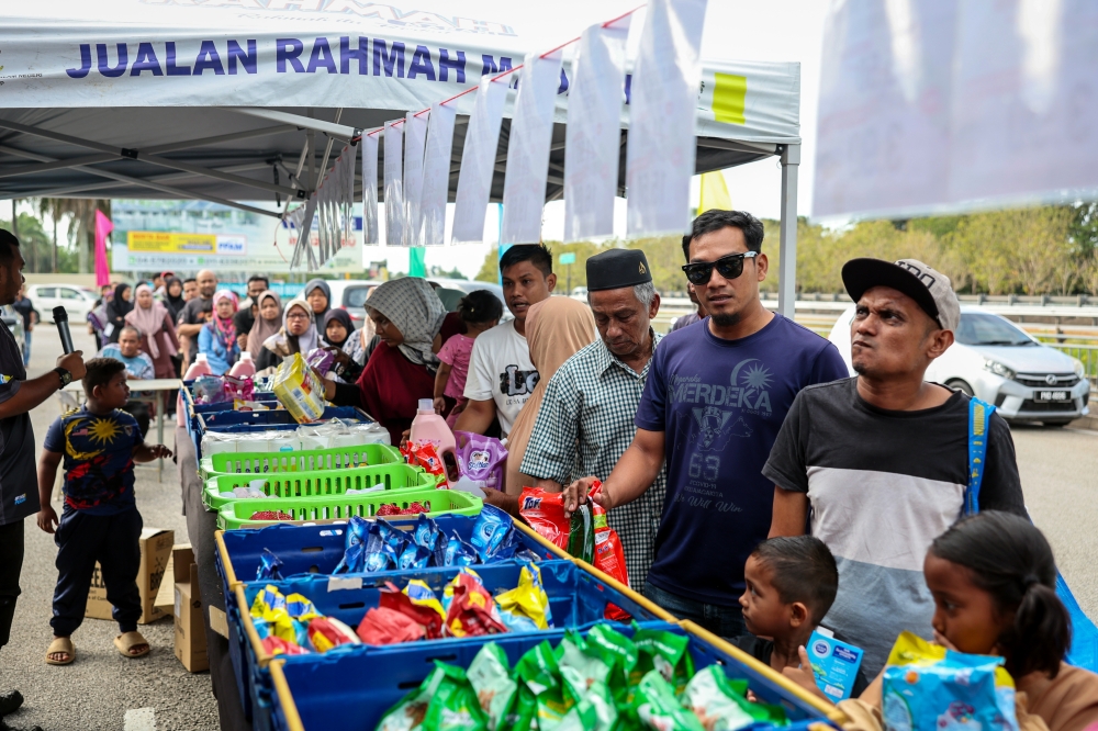 The Domestic Trade and Cost of Living Ministry will organise a total of 1,898 Madani Rahmah Sales Programme sessions nationwide throughout the Ramadan month. — Bernama pic