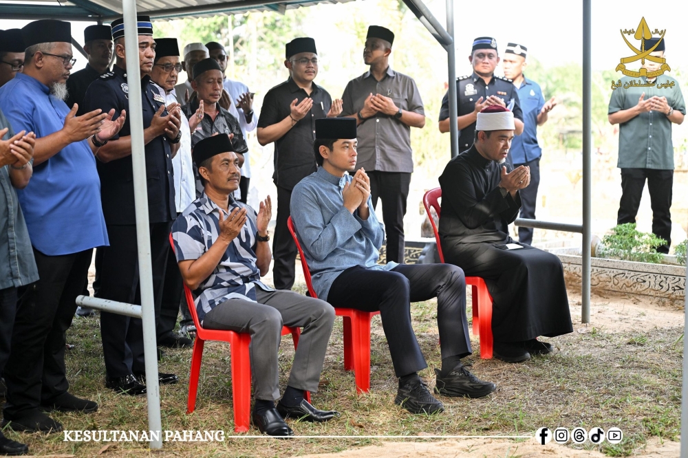 The Tengku Mahkota of Pahang, Tengku Hassanal Ibrahim Alam Shah (seated, centre), visits the next of kin of a family of five who were killed in a tragic incident at Taman Cerating Damai, Kuantan. — Picture via Facebook/Kesultanan Pahang