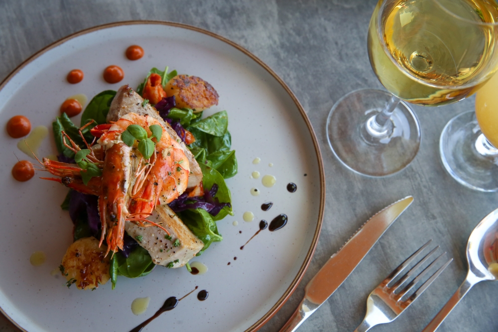 Seafood lovers will enjoy La Genovese, piled high with tuna steak, prawns, scallops and baby squid. — Picture by Choo Choy May