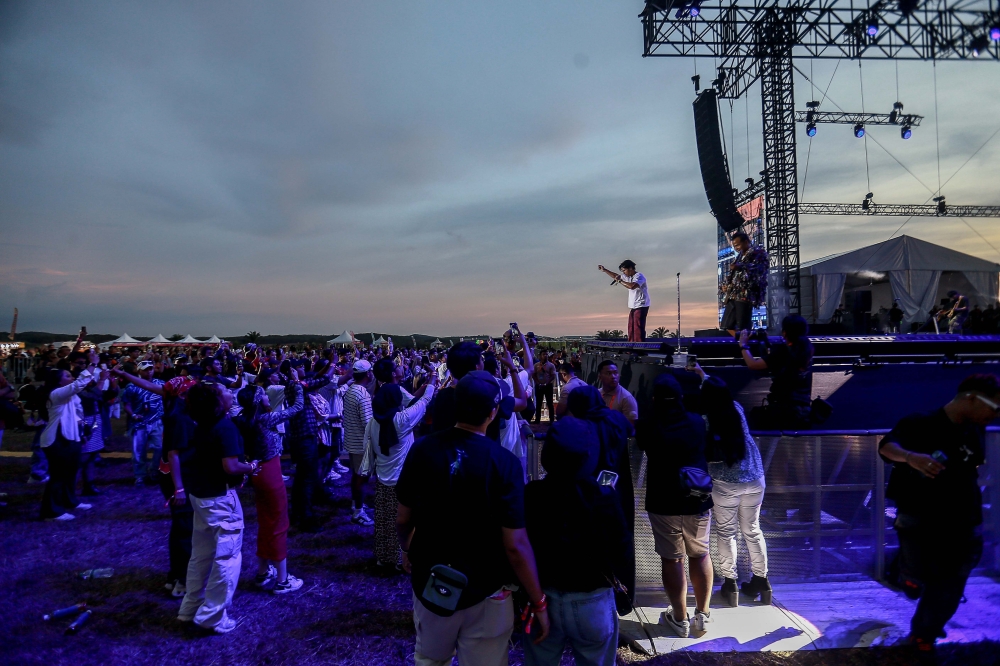 A view of the crowd during a live show at Helipad, Sepang International Circuit November 5, 2024. — Picture by Sayuti Zainudin