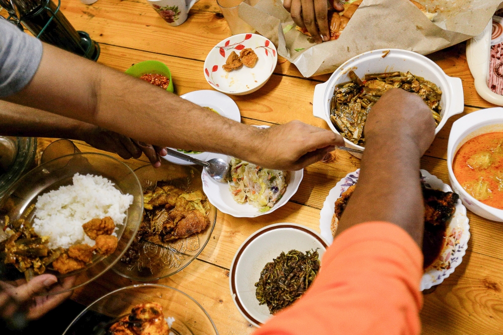 Those with gastritis need not worry about fasting, as the condition can be managed, starting with the individual’s intention and commitment, said Consultant General Surgeon (Robotic and Minimally Invasive/Bariatric and Metabolic) at Selgate Specialist Hospital Rawang, Dr Mohd Firdaus Che Ani. — Picture by Sayuti Zainudin 