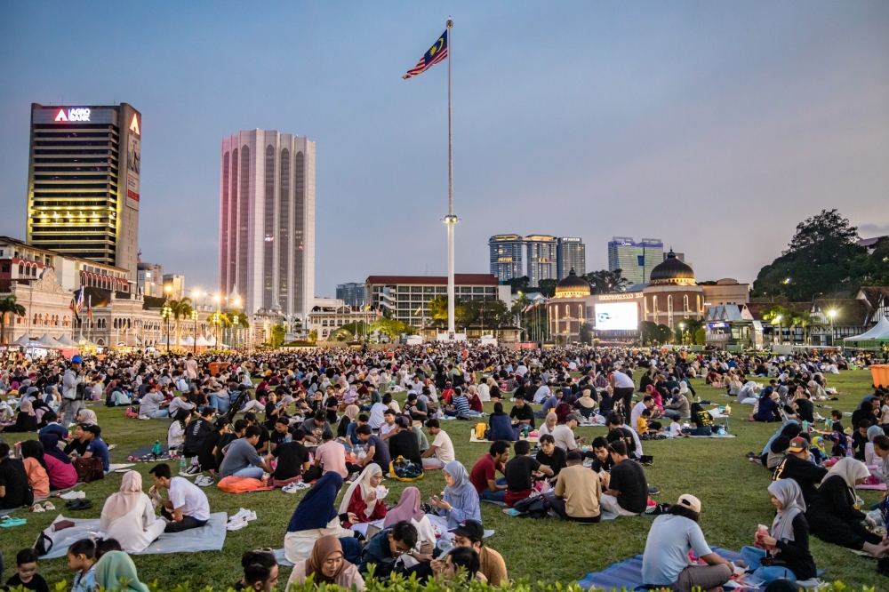 As the first day of Ramadan coincides with the school holiday season, Muslims took the opportunity to break their fast outdoors with family and friends, further enlivening the spirit of brotherhood during the holy month. — Picture by Firdaus Latif