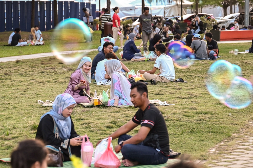 People break fast with family and friends on the first day of Ramadan at Dataran Shahbandar in Kuala Terengganu February 19, 2026. — Bernama pic