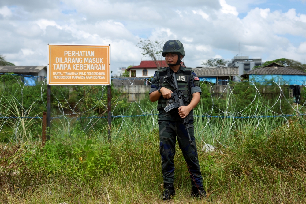 General Operations Force (PGA) personnel patrol along the Malaysia–Thailand border at Sungai Golok near the barbed-wire fence construction site in Pasir Mas. — Bernama pic