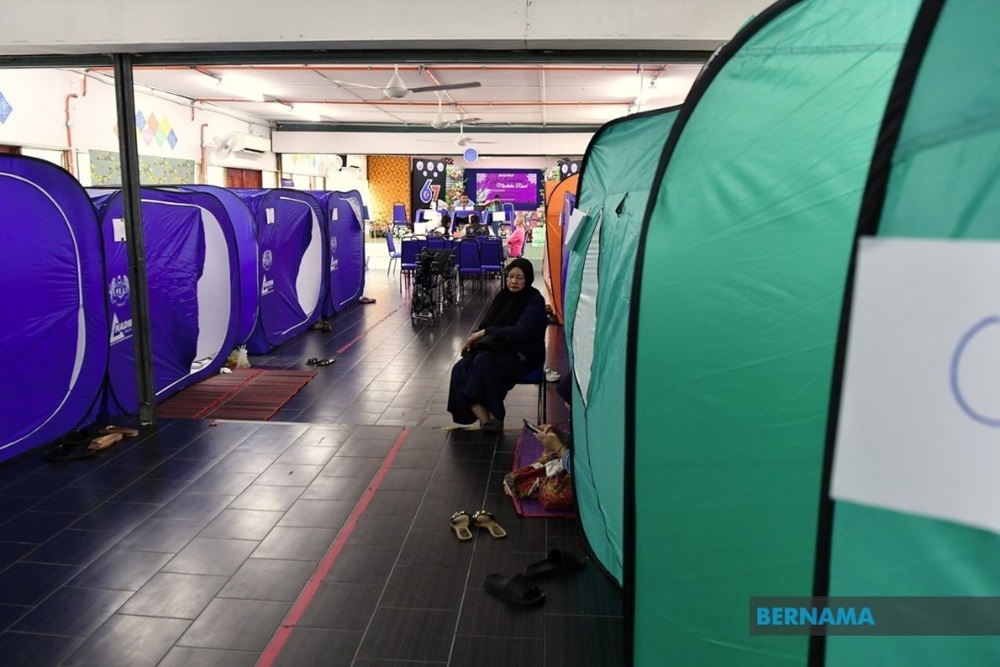 The number of flood evacuees in Sabah has risen this afternoon, with 406 people from 124 families taking shelter at three temporary relief centres (PPS) that have been operating since this morning. — Picture via X/Bernama