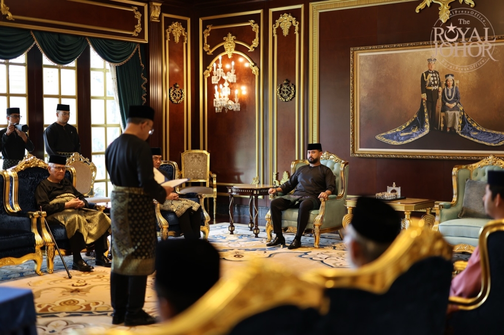 Johor State Financial Officer Datuk Mohammed Ridha Abd Kadir today took the oath of office as the new Johor State Secretary in front of the Regent of Johor Tunku Mahkota Ismail at Balai Mengadap, Istana Bukit Serene February 20, 2026. — Picture via Facebook/The Royal Johor