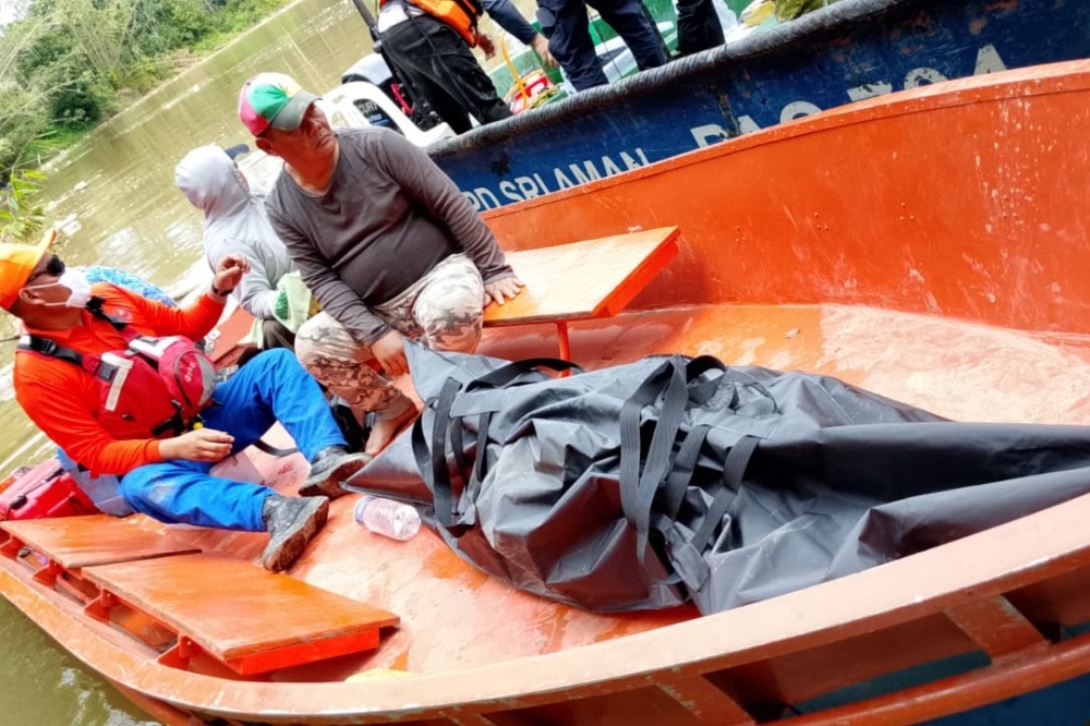 Rescuers transporting the victim’s body to shore. — Picture courtesy of Fire and Rescue Department 