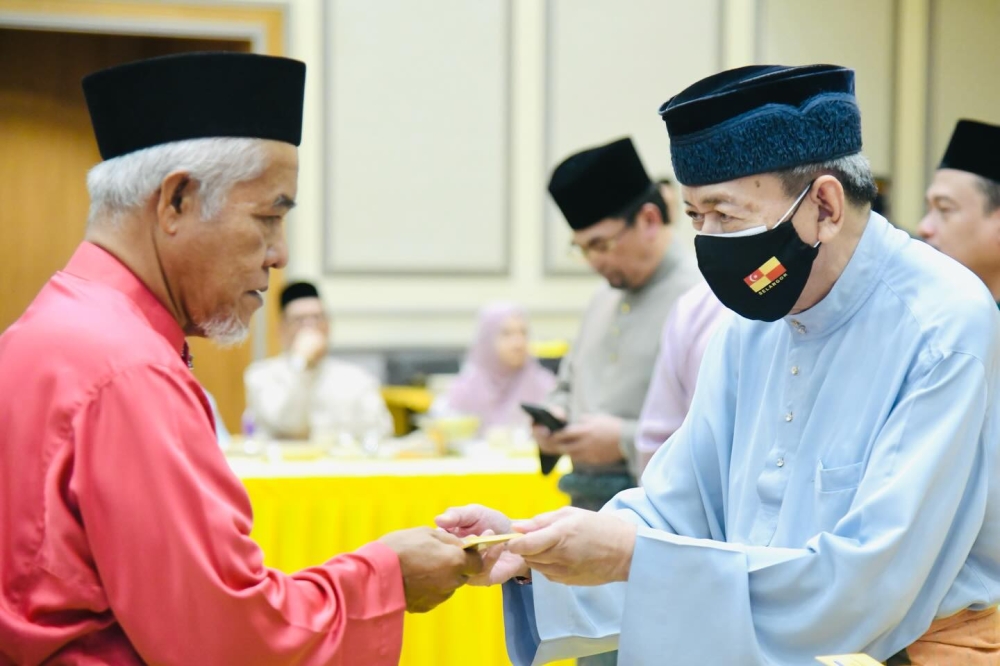 The Sultan hands out Aidilfitri assistance to 501 asnaf before joining congregants for Maghrib, Isyak and tarawih prayers. — Picture via Facebook/Selangor Royal Office