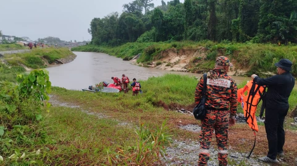 Bomba and police personnel prepare to resume the search for the missing teenager. — The Borneo Post pic