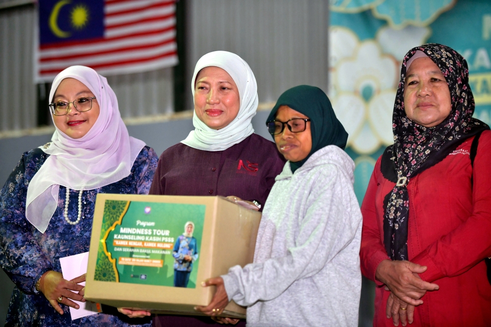 Minister of Women, Family and Community Development, Datuk Seri Nancy Shukri (2nd, left) presented donations in conjunction with the Mindness Tour Kaunseling Kasih programme of the Local Social Support Centre ‘Kamek Nengar, Kamek Nulong’ at the Kampung Selabat Multipurpose Hall, Demak Laut February 21, 2026. — Bernama pic