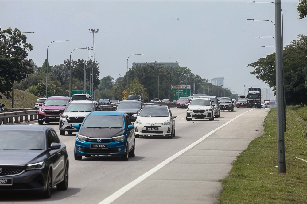 Traffic on several major expressways across the country began slowing by midday today amid rising vehicle numbers, with delays expected at several stretches. — Picture by Sayuti Zainudin 