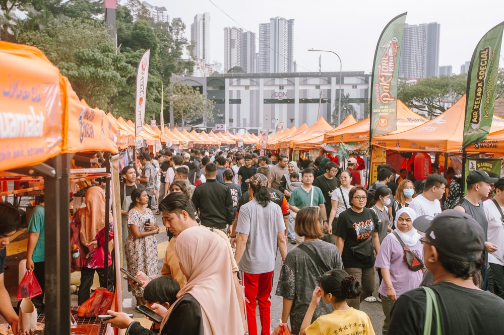 Rising costs of raw ingredients, which have pushed up food prices slightly at the Ramadan bazaar here, have not stopped shoppers from splashing out on iftar treats. — Picture by Raymond Manuel