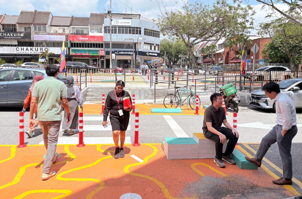 In the context of city street design, interim projects use low-cost, interim materials — like flexible bollards, modular kerbs, and paint — to quickly demonstrate changes to a street’s geometry, so the local community can experience the alternative and see progress in a short time frame. 