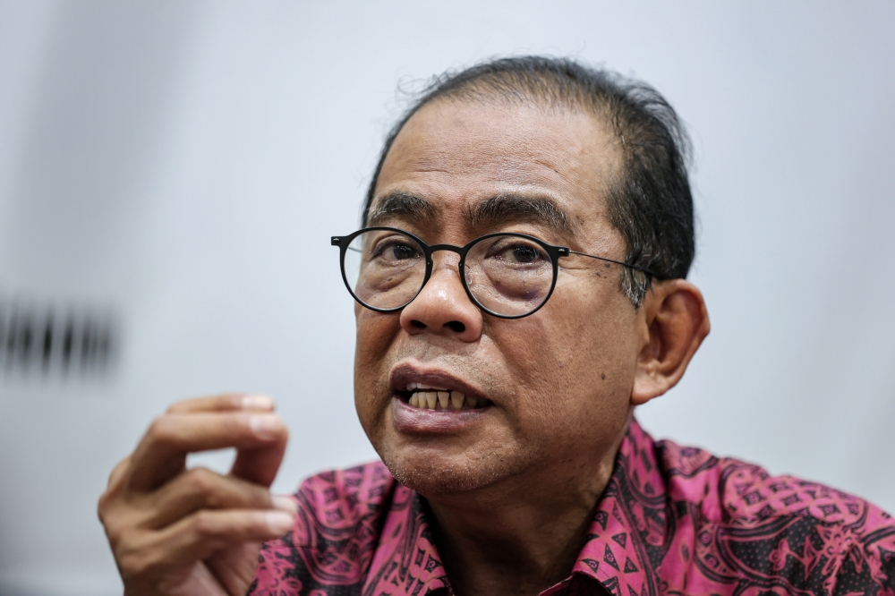 Defence Minister Mohamed Khaled Nordin speaking in Pasir Gudang, where he urged the public not to politicise Trooper Indiran’s death. — Bernama pic