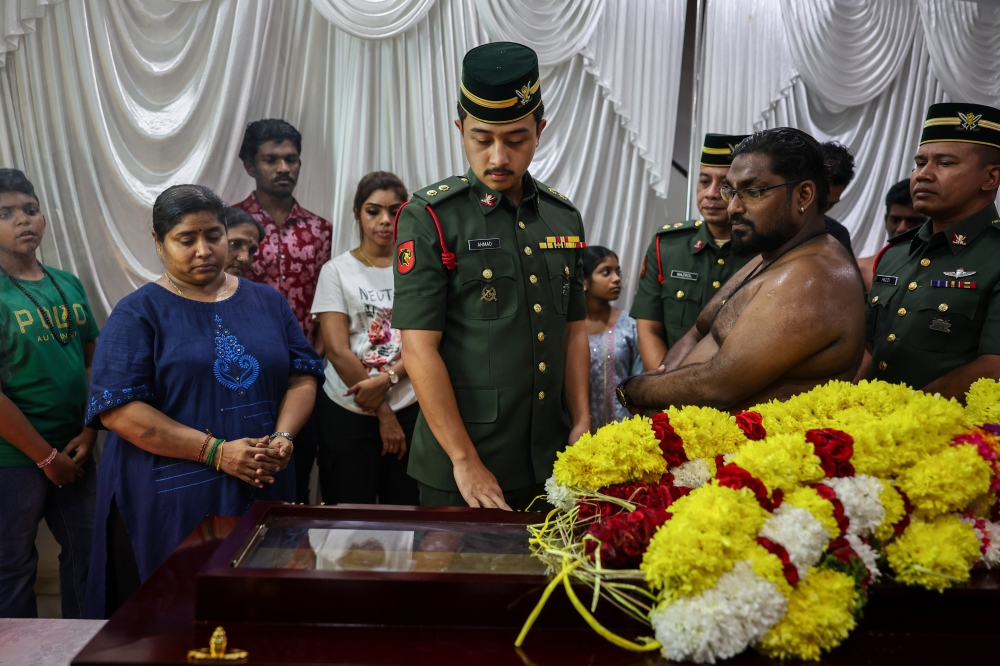 Tengku Panglima Perang Pahang Tengku Ahmad Ismail Mu'adzam Shah visits the family of the late Trooper K. Indiran at their residence in Taman Sri Nibong, George Town, February 21, 2026. — Bernama pic