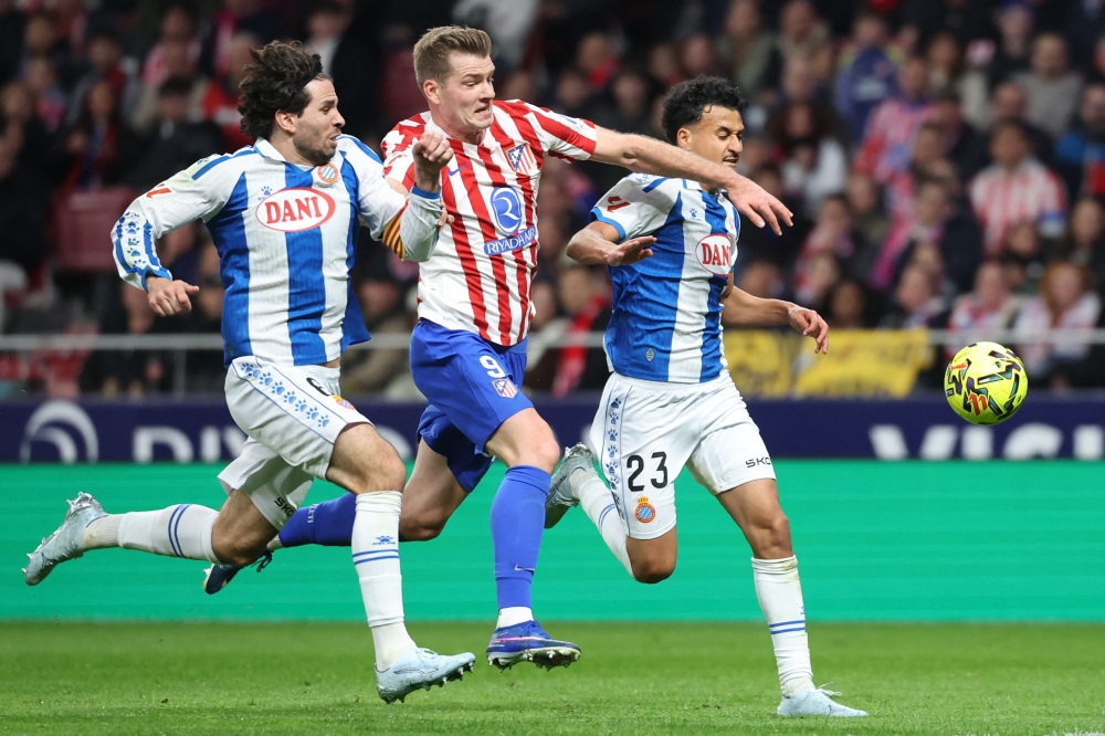 Espanyol’s Uruguayan defender #06 Leandro Cabrera (L), Atletico Madrid’s Norwegian forward #09 Alexander Sorloth and Espanyol’s Moroccan defender #23 Omar El Hilali fight for the ball during the Spanish league football match between Club Atletico de Madrid and RCD Espanyol at Metropolitano Stadium in Madrid on February 21, 2026. — AFP pic