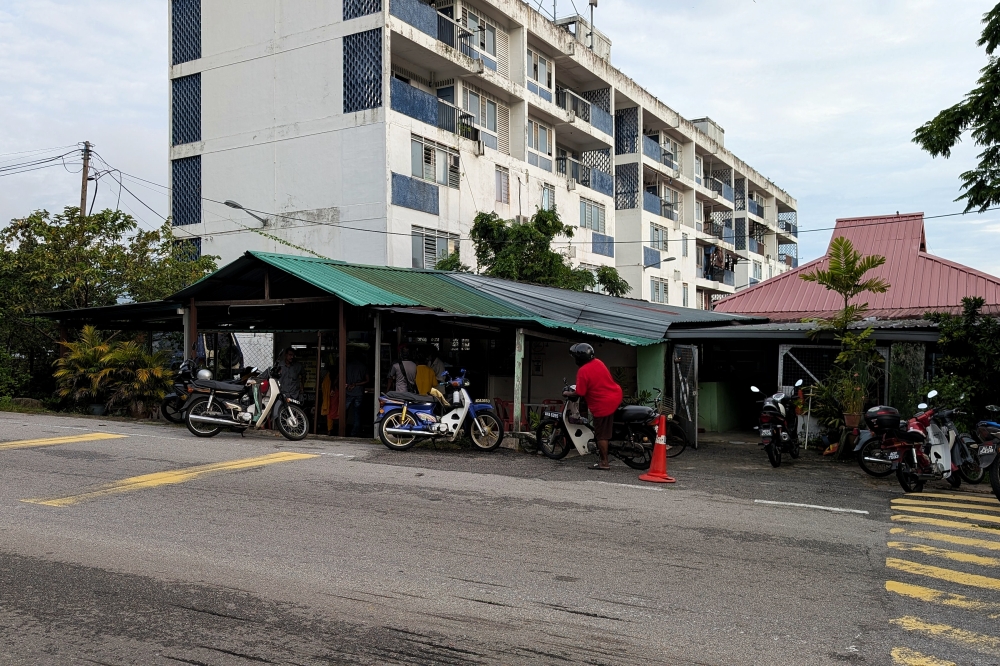 Esther’s Appam Stall is located next to the Buntong police station. — Picture by Ethan Lau
