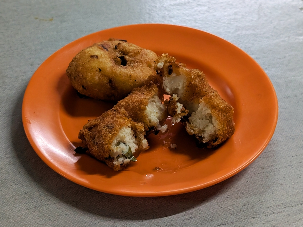 Super crispy and fluffy ‘vadai’ are part of the draw at Esther’s. — Picture by Ethan Lau
