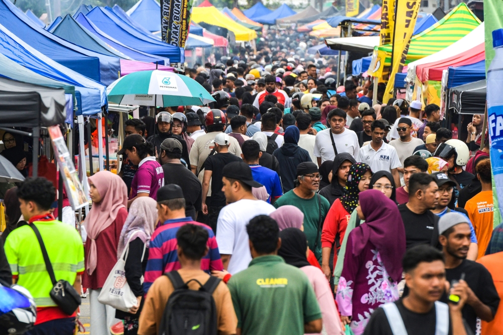 The presence of people from diverse backgrounds at Ramadan bazaars reflects the true concept of unity. — Bernama pic
