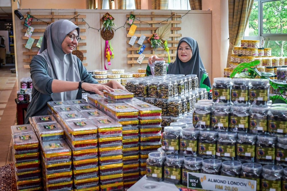 Across the country, families are adjusting daily expenditure, postponing discretionary purchases and budgeting more carefully, yet still allocating funds for key festive essentials such as clothing, food preparations, balik kampung travel and duit raya.— Bernama pic