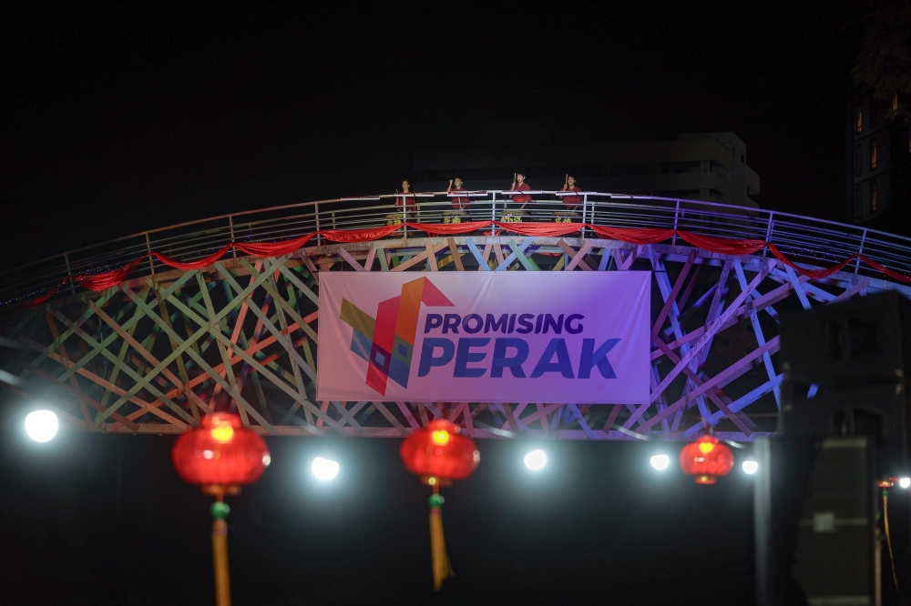 Participants perform the 24-season drum at the closing of the 2026 Chinese New Year Cultural Festival at Kinta Riverfront in Ipoh, Perak on February 22, 2026. — Bernama pic