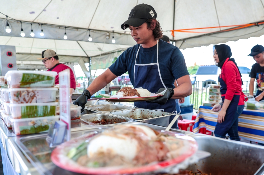 The stall’s decorative trays, which many choose to keep, add to the dish’s growing appeal at the bazaar. — Bernama pic