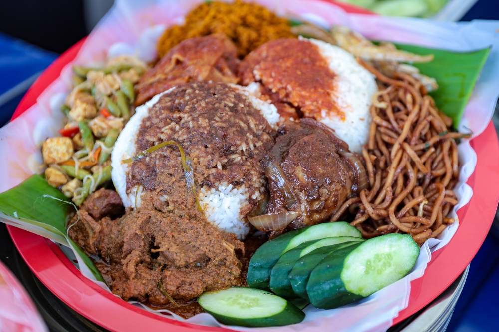 Nasi Ambeng Wan Mahdam’s vibrant trays — complete with ayam sambal and rendang — have become a top iftar pick this year. — Bernama pic
