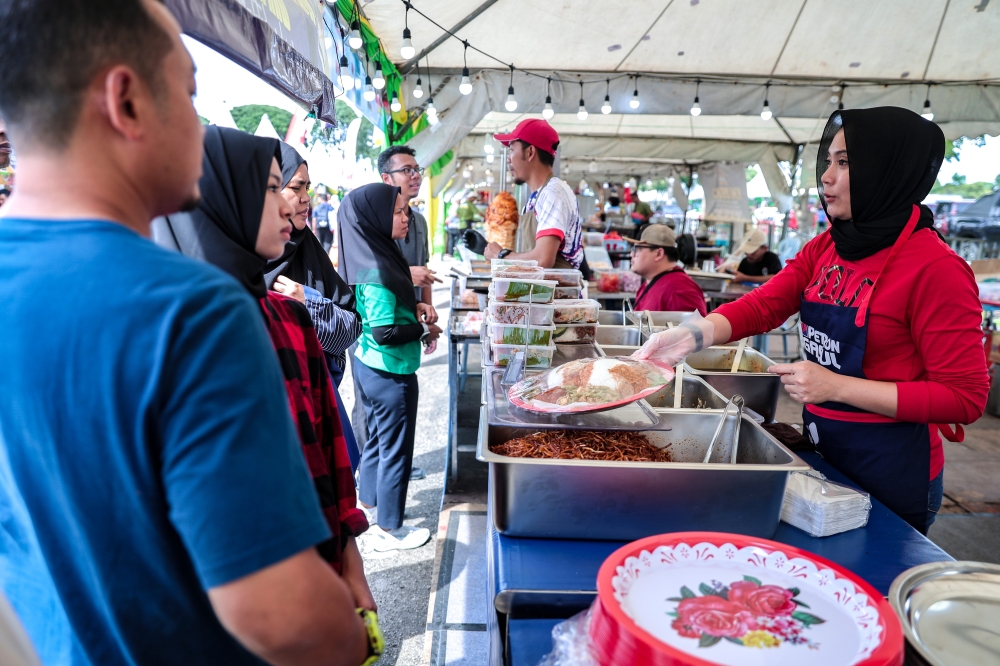 Customers say the communal-style serving brings a nostalgic twist to their Ramadan meals. — Bernama pic