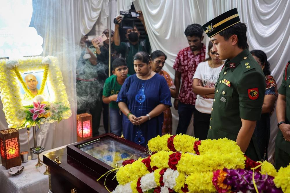 Tengku Panglima Perang Pahang, Tengku Ahmad Ismail Mu'adzam Shah, pays his respects to Trooper K. Indiran in George Town on February 21, 2026. On February 18, Indiran, who was undergoing the Armour Crew Course at Kem Batu 10 in Kuantan, was found unconscious before being rushed to Hospital Tengku Ampuan Afzan (HTAA). He was pronounced dead the following day while receiving treatment. — Bernama pic