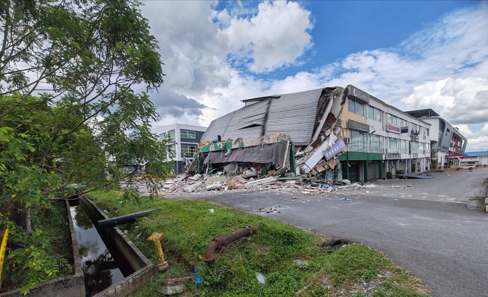 Authorities have deferred plans to let shop owners re-enter the collapsed Jalan Pahlawan shophouse following a JKR assessment declaring it critically unsafe. — Picture via Facebook/robertlauhuiyew