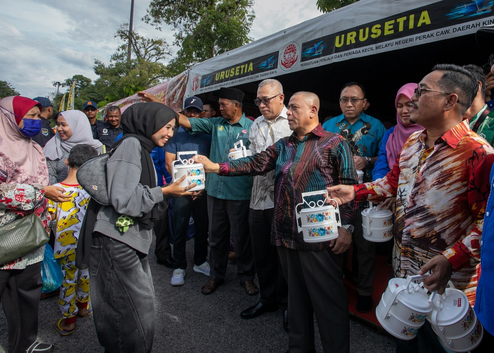 Perak Menteri Besar Datuk Seri Saarani Mohamad (fourth from right) hands out food packs to visitors during his walkabout at the Perak Menteri Besar Ramadan Bazaar held at the Perak Stadium grounds in Ipoh on February 19, 2026. — Bernama pic