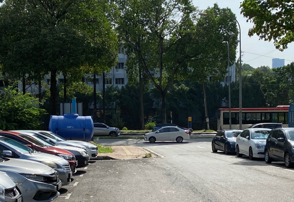 The kerb extension in Jalan 17/1a Petaling Jaya (left) is a bulb-out kerb that is done intentionally to narrow the roadway so drivers to slow down, making it safe for both pedestrians and motorists. — Picture courtesy of Wong Soo Kan