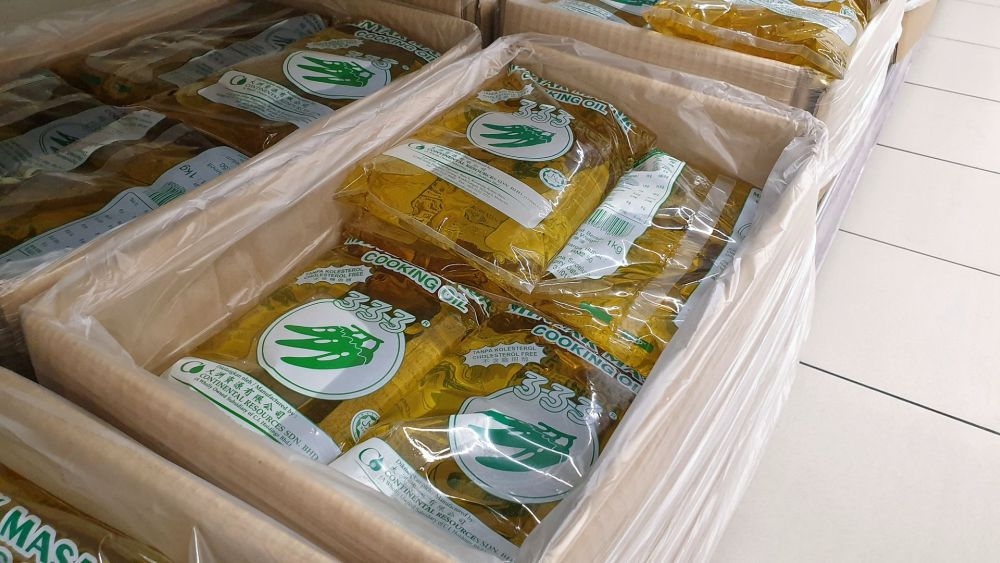 From March 1, 2026, shops in Negeri Sembilan must manually record sales of the government subsidised 1kg packet cooking oil for buyers who do not have the QR code app. — File picture by Ahmad Zamzahuri
