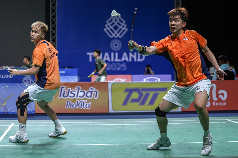 Tee Kai Wun and Man Wei Chong (right) in action against the Thai pair during the men’s team badminton semifinals of the 33rd SEA Games Thailand at Gymnasium 4, Thammasat University Rangsit Campus in Bangkok, December 8, 2025. Wei Chong is determined to participate in the prestigious 2026 All England tournament despite not fully recovering from three injuries to his right knee. — Bernama pic
