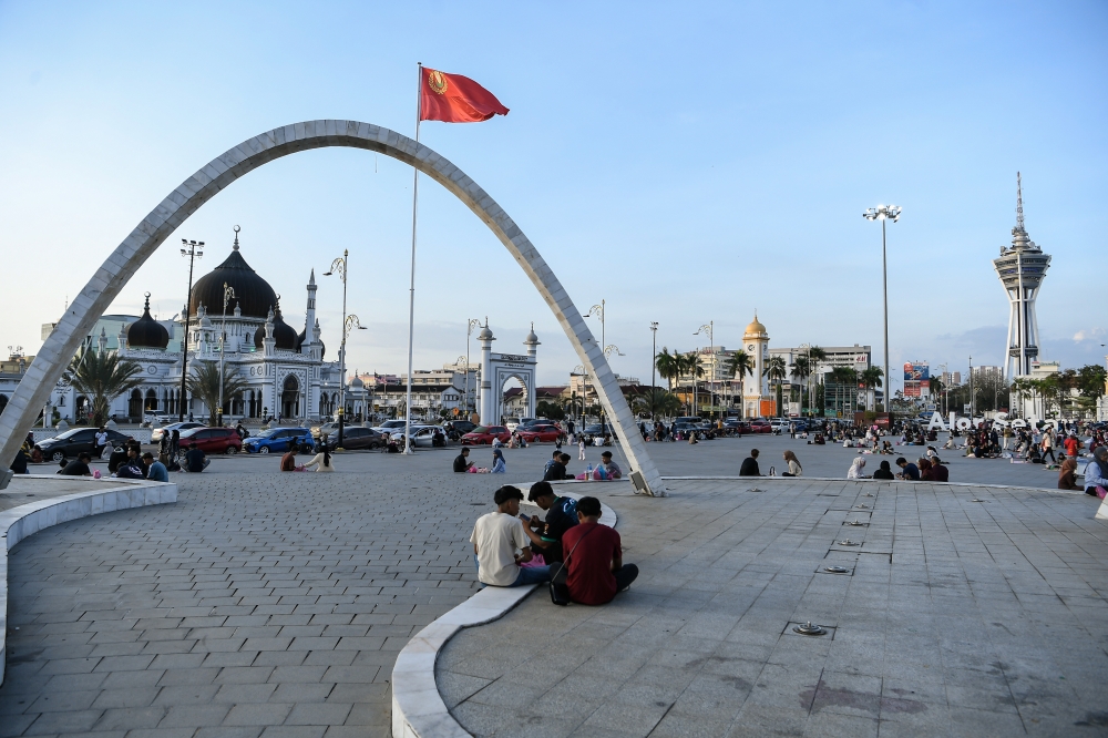 Kulim Welfare officer Mohamad Zarir Mohamad Khozali is accused of siphoning a total of RM15,000 in house repair aid from two people in the Kedah district in September and October of 2016. — Bernama pic