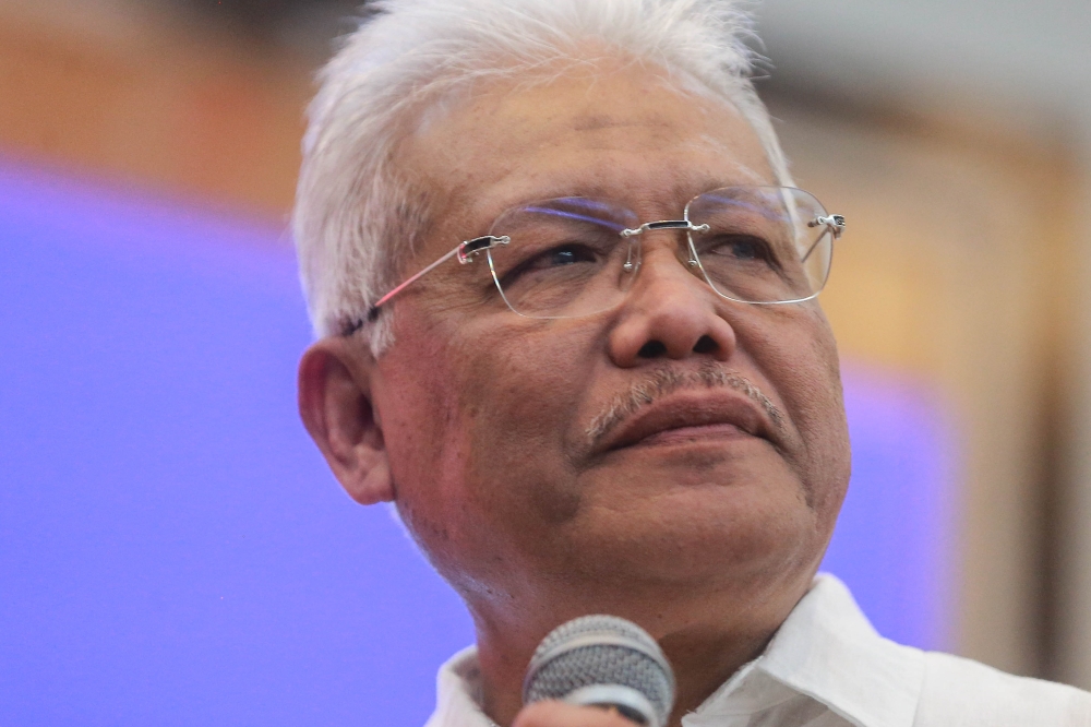 Dewan Rakyat Speaker Tan Sri Johari Abdul said Datuk Seri Hamzah Zainudin remains Opposition Leader until Parliament receives formal notification of any change. — Picture by Sayuti Zainudin