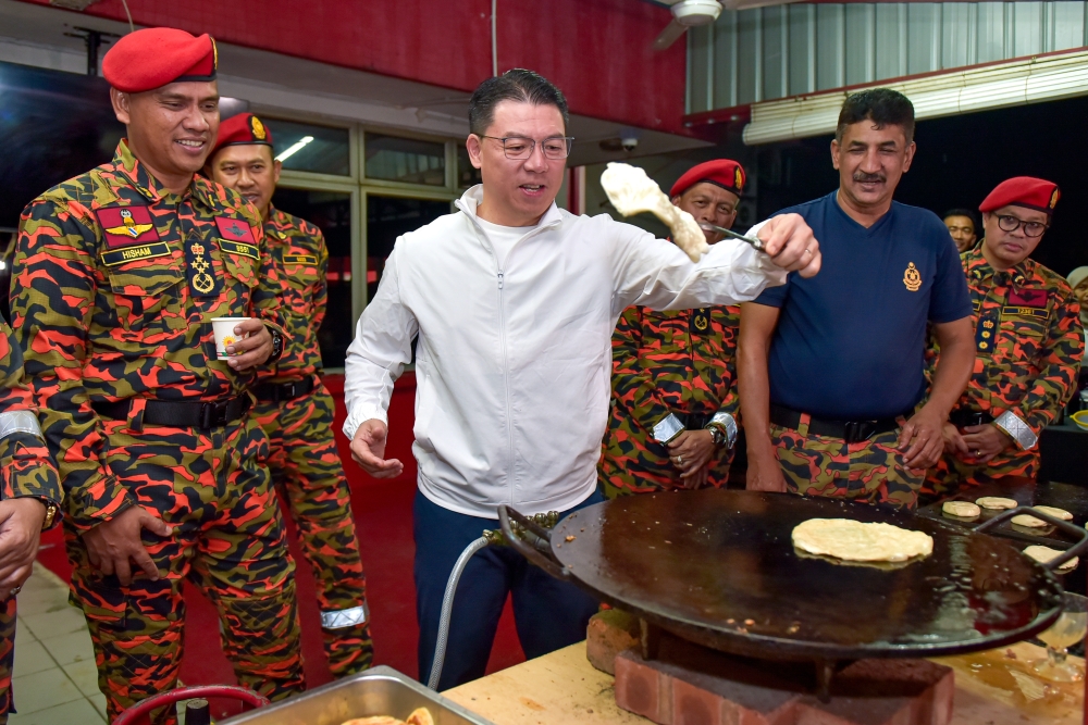 Housing and Local Government Minister Nga Kor Ming flips ‘roti canai’ at the Seputeh Fire and Rescue Station in Kuala Lumpur February 25, 2026. — Bernama pic