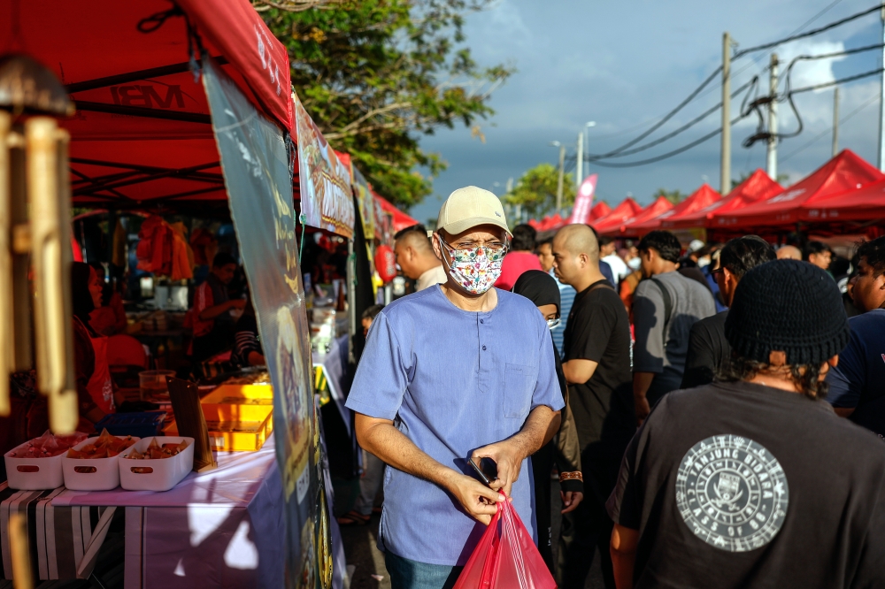 Perak Health Director Datuk Dr Feisul Idzwan Mustapha said those with symptoms and high-risk groups are advised to reduce exposure in crowded areas like Ramadan bazaars and should wear face masks if necessary, in addition to limiting their time spent in densely populated spots. — Bernama pic 