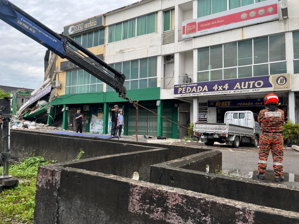 The retrieval process being conducted on Wednesday. — The Borneo Post pic