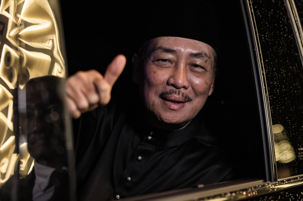 The Media and Communication Department of the Chief Minister's Department in a statement said immediately after reciting the pledge, Datuk Seri Hajiji Noor and Cabinet members signed the IBR document witnessed by Malaysian Anti-Corruption Commission (MACC) Sabah director, Datuk Mohd Fuad Bee Basrah. — Bernama pic 