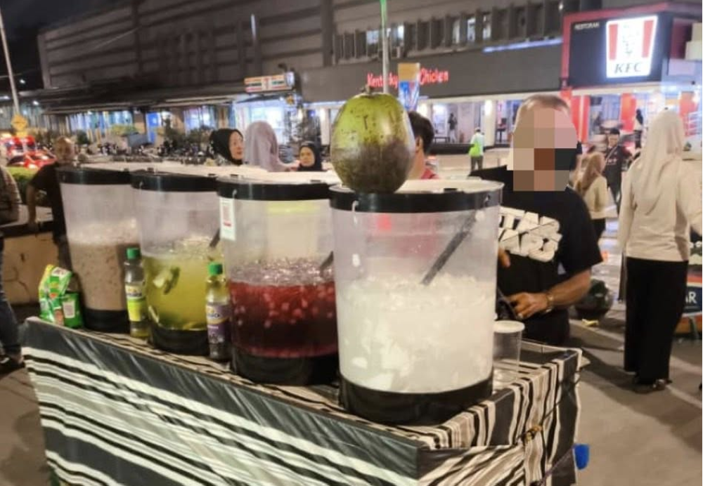 An unlicensed vendor is seen during an enforcement operation at Jalan Tuanku Abdul Rahman in Kuala Lumpur. — DBKL pic