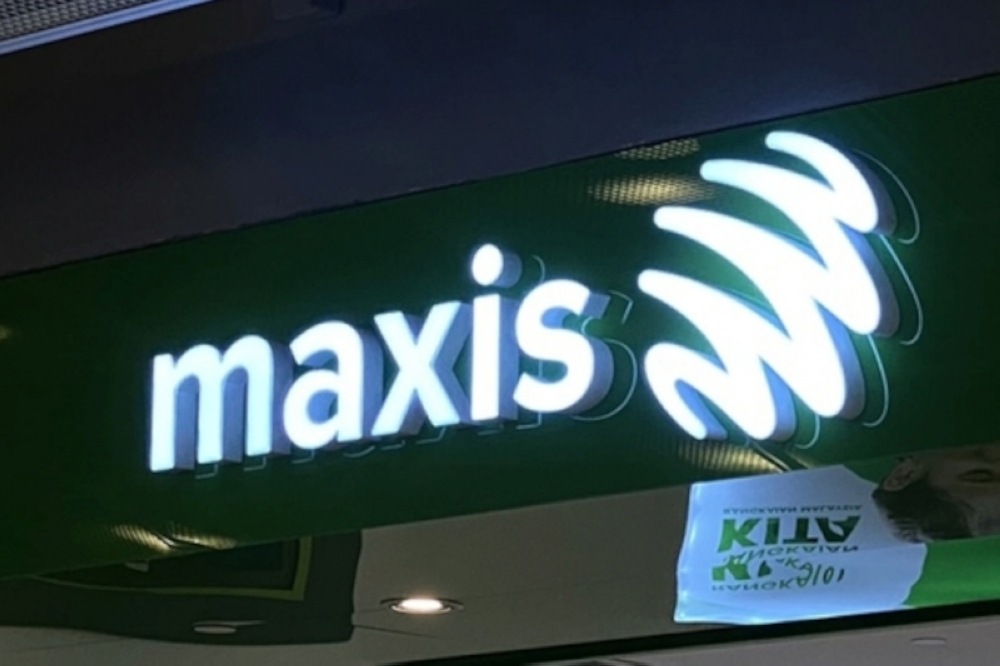 Maxis says it has rolled out a new AI-powered network firewall designed to strengthen protection against scam calls and SMS. — SoyaCincau pic