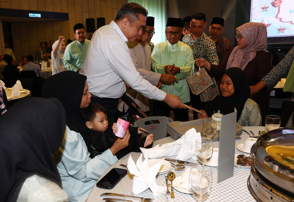 Transport Minister Anthony Loke Siew Fook and Deputy Transport Minister Datuk Hasbi Habibollah present contributions to children from Pertubuhan Kebajikan dan Perlindungan Nur Qaseh Malaysia during the Railway Assets Corporation (RAC) 2025 Business Zakat Handover Ceremony and Ihya Ramadan programme with orphans and the media at Aloft Kuala Lumpur Sentral today. — Bernama